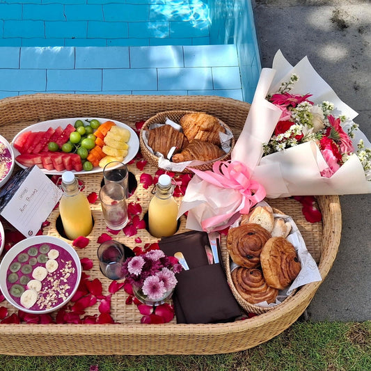 smoothies bowl, fruit platter vegab floating breakfast and flower_bouquet_floating_breakfast_grazie_bali